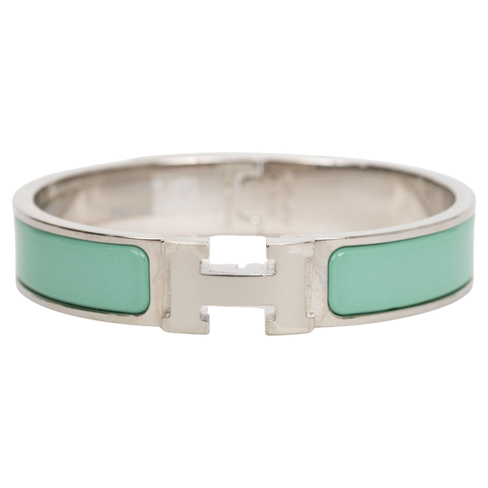 Hermes 2022 Light Green Clic H Bracelet PM Palladium: Hermes 2022 Light Green Clic H Bracelet PM Palladium Discover the exquisite Hermes New Light Green Clic H Bracelet, a stunning piece featuring a narrow design crafted from vibrant light green enamel a