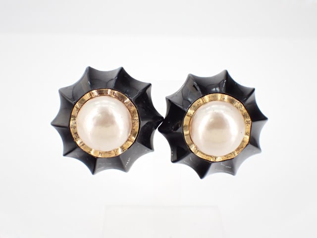 Chanel Vintage Clip-On Earrings: Chanel Vintage Clip-On Earrings These vintage Chanel earrings are a pre-owned accessory showing signs of previous wear, including noticeable scratches, dents, and some patina deterioration. Despite th