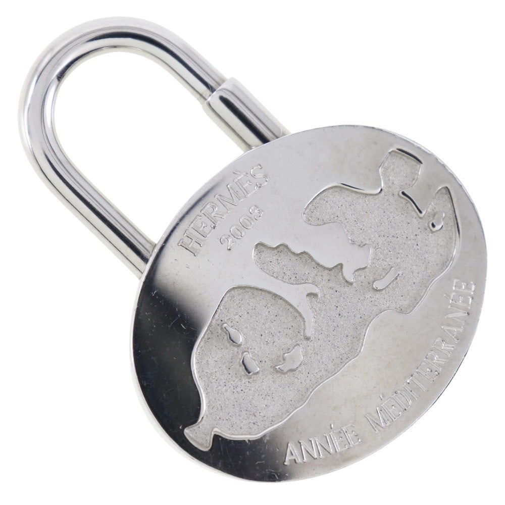 Annee Mediterranee Cadena Necklace in Metallic Finish by Hermes: Annee Mediterranee Cadena Necklace in Metallic Finish by Hermes This Hermes Annee Mediterranee Cadena charm necklace is crafted from metal and metallic materials. Designed as a unisex jewelry set, it