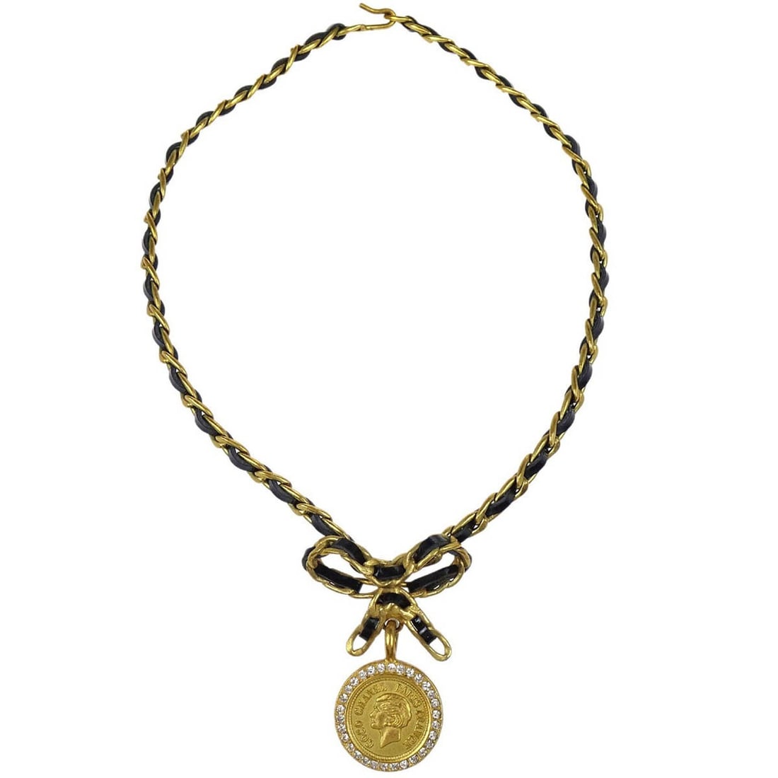 Chanel 95P Gold Black Bow Rhinestone Choker Necklace: Chanel 95P Gold Black Bow Rhinestone Choker Necklace This stunning Chanel choker necklace features a chic bow-shaped pendant adorned with rhinestones, adding a touch of glamour to any outfit. The neck