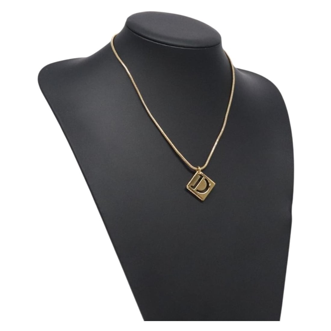 Christian Dior Gold Metal Necklace Authentic 132365: Christian Dior Gold Metal Necklace Authentic 132365 This exquisite Christian Dior Necklace is crafted from high-quality metal with a stunning gold finish. Measuring approximately 43.5 cm (17.1 inches)