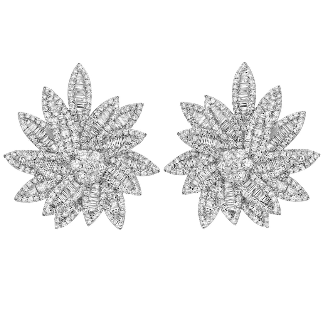 Rachel Koen 18K White Gold Flower Stud Earrings 4.15Cttw Diamond: Rachel Koen 18K White Gold Flower Stud Earrings 4.15Cttw Diamond Enhance your style with these exquisite flower-shaped stud earrings, crafted from luxurious 18K white gold. These stunning earrings fea