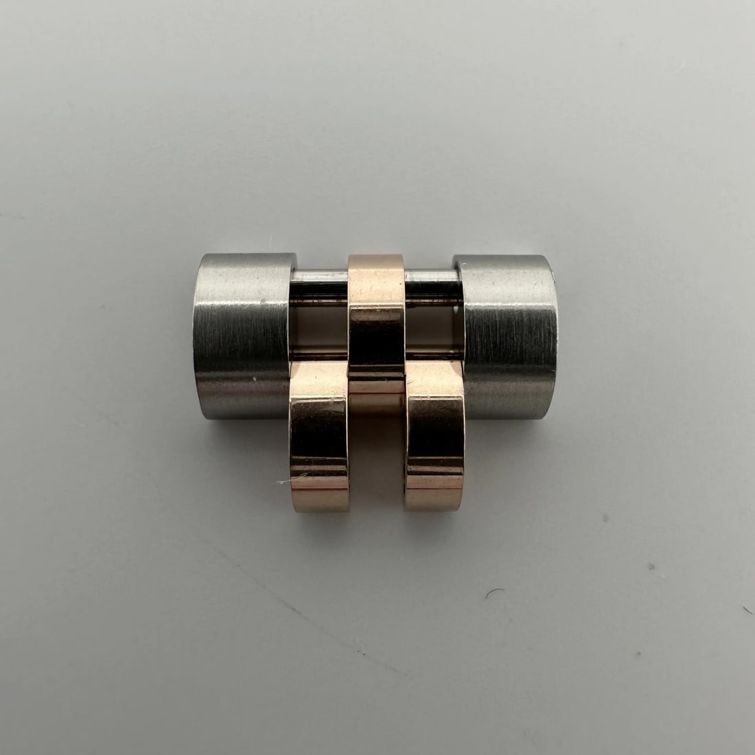 Rolex Datejust Band Link 18k Rose Gold Stainless Steel for 179171 279271: Rolex Datejust Band Link 18k Rose Gold Stainless Steel for 179171 279271 Elevate your timepiece with this Rolex Datejust band link, crafted from luxurious 18k rose gold and stainless steel. This elega