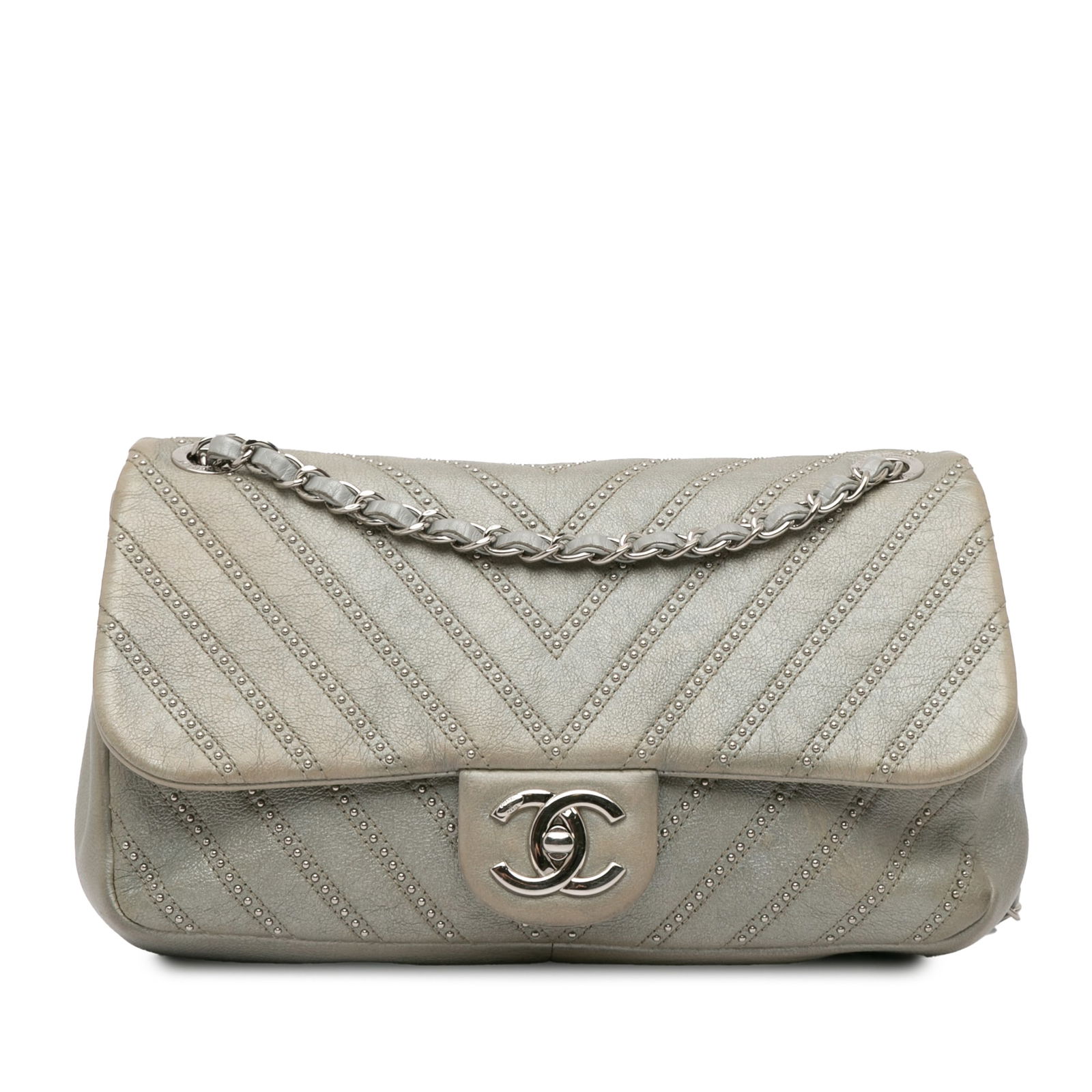 Chanel Medium Chevron Calfskin Stud Wars Flap Bag Silver: Chanel Medium Chevron Calfskin Stud Wars Flap Bag Silver Experience luxury with the Chanel Medium Chevron Calfskin Stud Wars Flap bag. This exquisite flap bag features a studded leather body, compleme