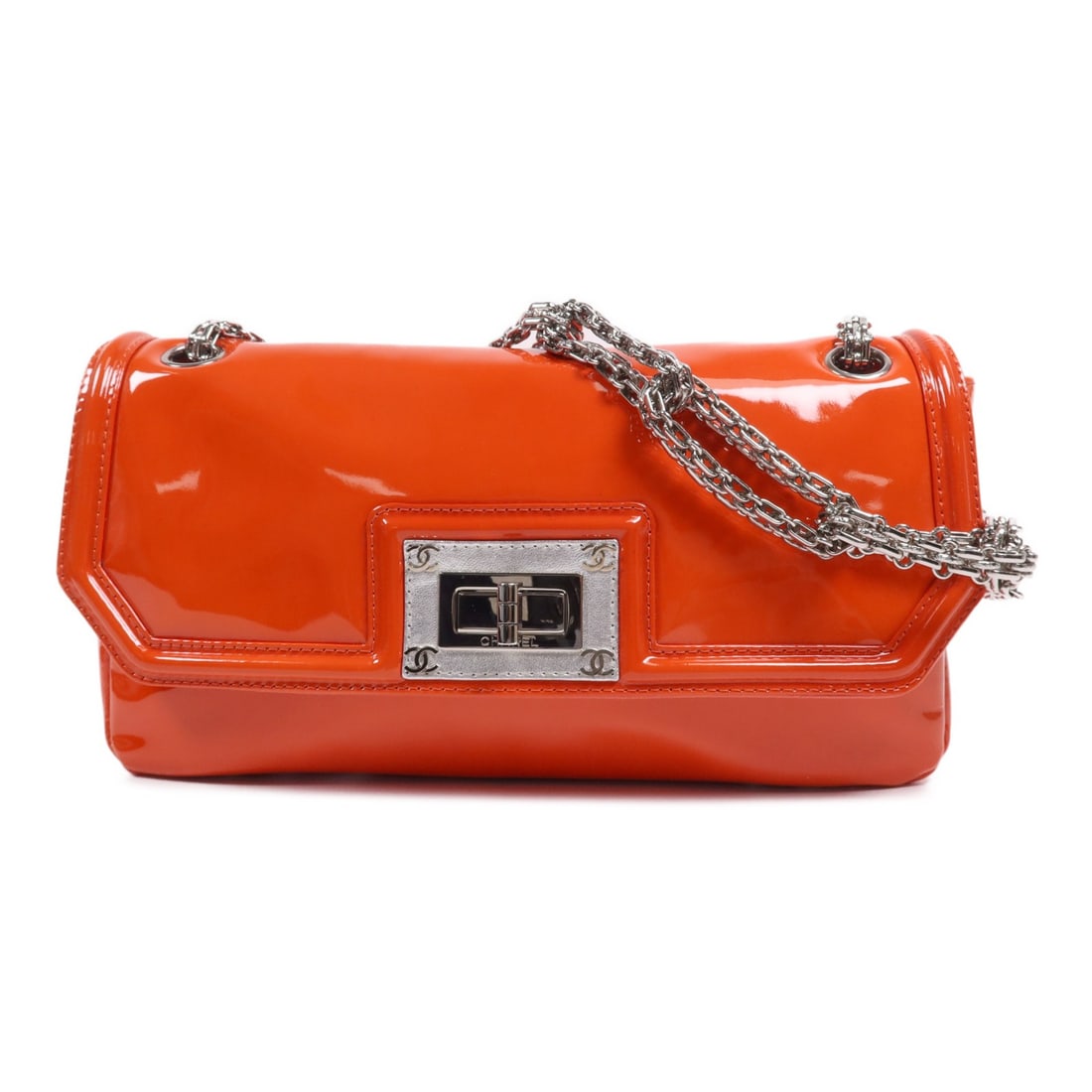 CHANEL Red Patent Leather Chain Shoulder Bag SHW: CHANEL Red Patent Leather Chain Shoulder Bag SHW Elevate your style with this elegant CHANEL CC Shoulder Bag, crafted from high-quality patent leather in a striking red hue. This versatile shoulder ba