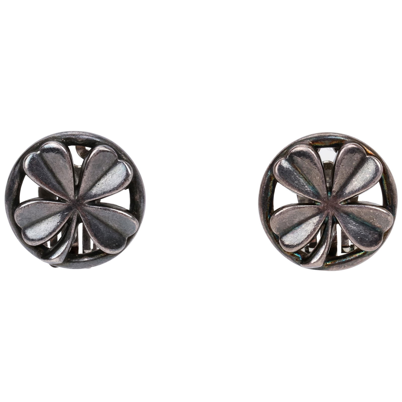 1990s Chanel Gunmetal Clover Clip Earrings Made in France: 1990s Chanel Gunmetal Clover Clip Earrings Made in France Discover these exquisite 1990's Vintage Chanel Gunmetal Clover Clip Earrings, showcasing a classic clover design. Crafted in France, these ear