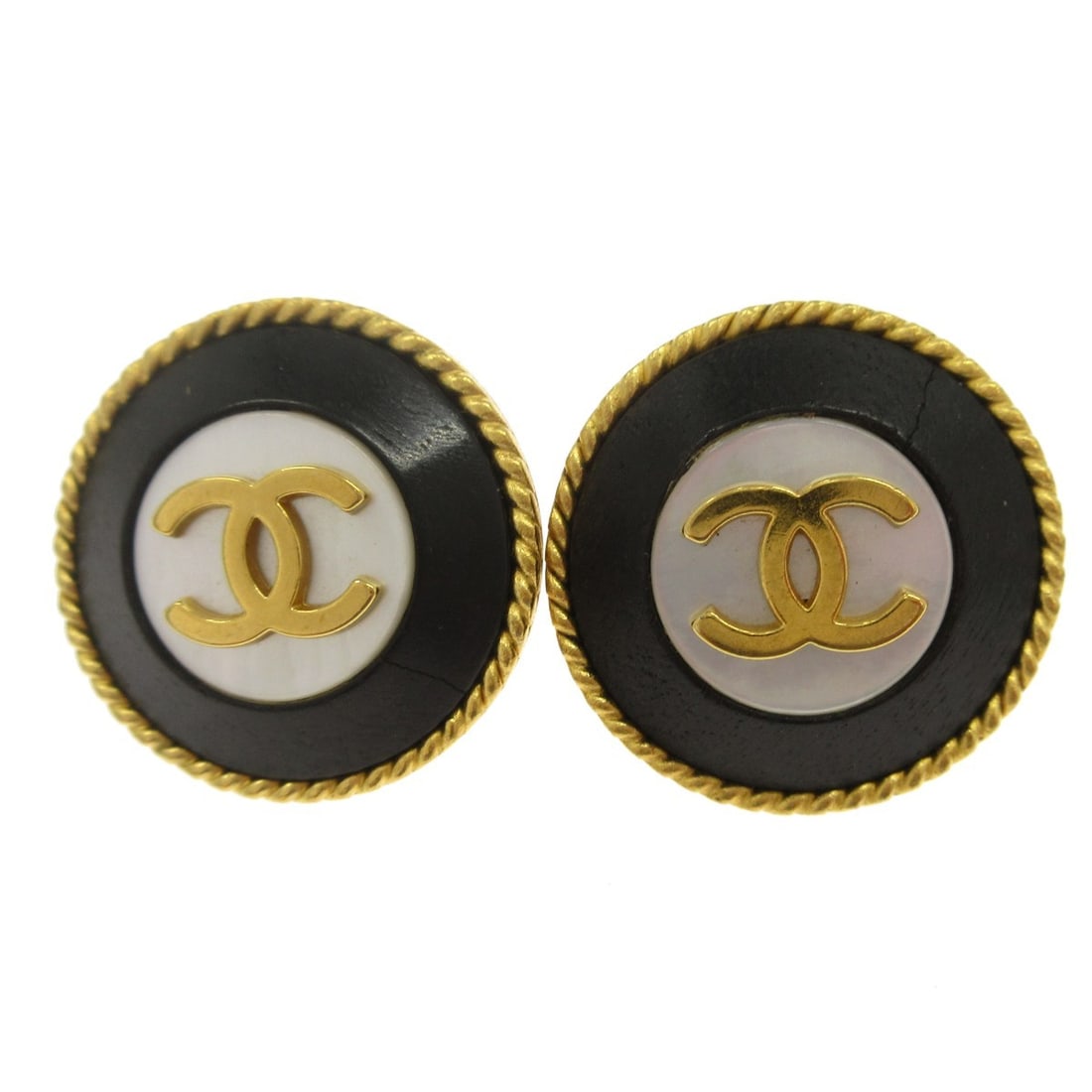 Chanel 95A Black Clip-On Button Earrings France: Chanel 95A Black Clip-On Button Earrings France Elevate your style with these exquisite Chanel Button Clip-On Earrings. Crafted in France, these round earrings feature a sleek black color that effortl