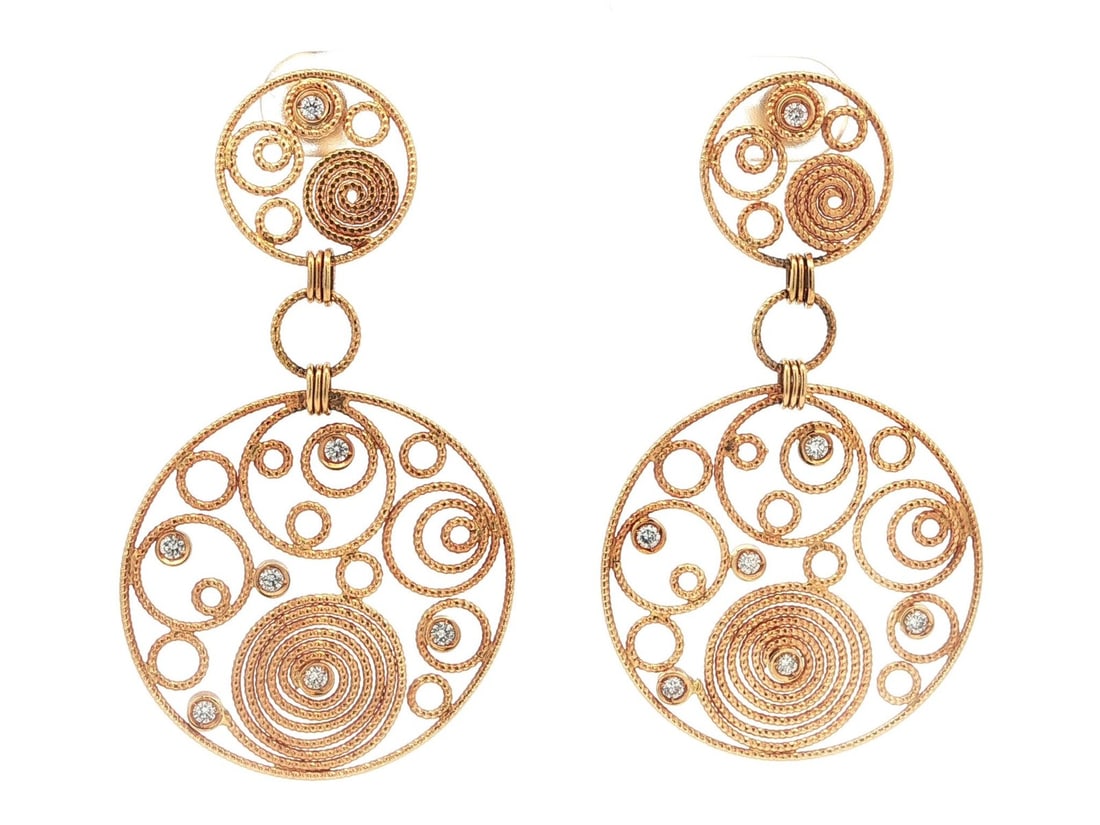 Roberto Coin Mauresque 18k Gold Diamond Dangle Earrings: Roberto Coin Mauresque 18k Gold Diamond Dangle Earrings Elevate your style with these exquisite Roberto Coin Mauresque Dangle Earrings, crafted in solid 18k yellow gold. Each earring features a stunni