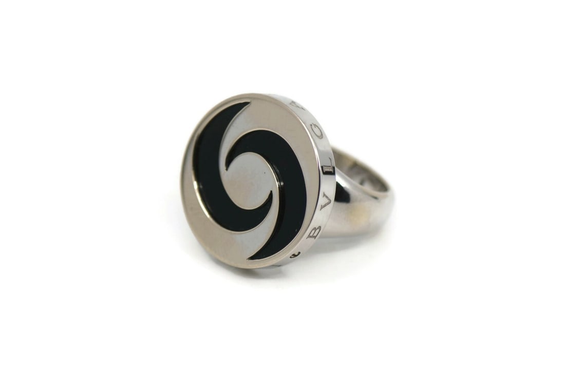Bvlgari Onyx Spinning 18K White Gold Steel Ring Size 7 Authentic: Bvlgari Onyx Spinning 18K White Gold Steel Ring Size 7 Authentic This exquisite Bvlgari ring features a stunning combination of 18K white gold and stainless steel, showcasing the iconic Onyx spinning
