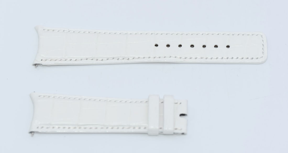 Pierre Kunz Authentic White Leather Watch Band 22mm: Pierre Kunz Authentic White Leather Watch Band 22mm Enhance your timepiece with this Pierre Kunz white leather wristwatch band. Crafted from high-quality leather, this band offers a stylish and durabl