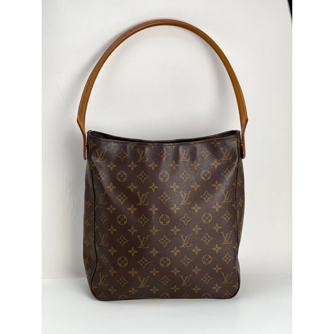 Louis Vuitton Looping GM Monogram Shoulder Bag Beige Leather Strap: Louis Vuitton Looping GM Monogram Shoulder Bag Beige Leather Strap The LOUIS VUITTON Looping GM Monogram Shoulder Bag is a stylish accessory perfect for casual travel. This vintage piece showcases the