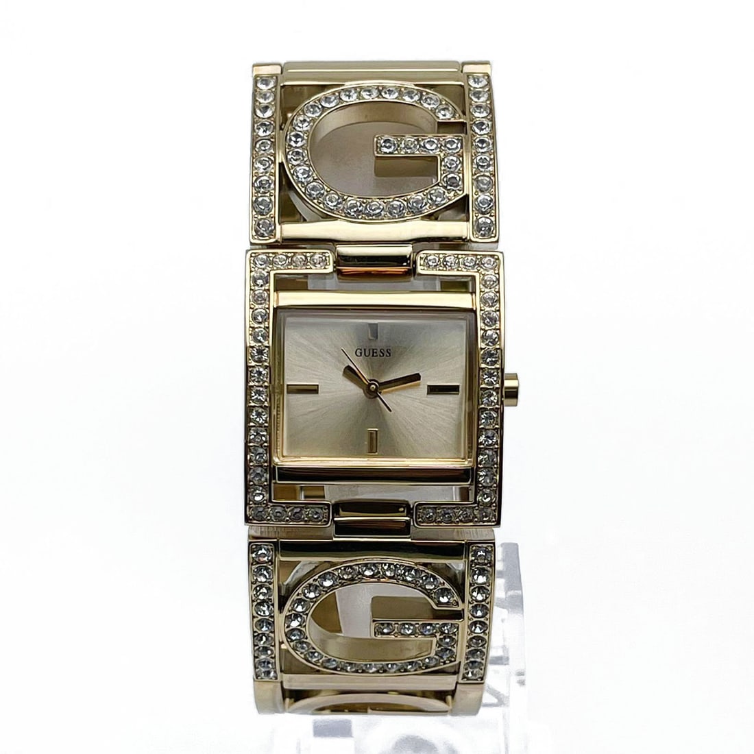 GUESS G Link 26mm Gold Tone Quartz Ladies Watch U13530L1: GUESS G Link 26mm Gold Tone Quartz Ladies Watch U13530L1 Elevate your style with this Guess G Link ladies' wristwatch, featuring a stunning champagne dial complemented by a sleek gold-tone finish. Thi