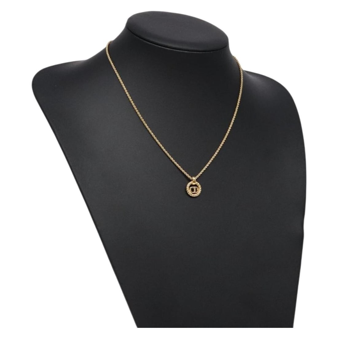 Christian Dior Gold Metal Necklace Authentic 17.7 Inch: Christian Dior Gold Metal Necklace Authentic 17.7 Inch This exquisite Christian Dior necklace is crafted from high-quality metal and finished in a stunning gold color. Measuring approximately 45 cm (1