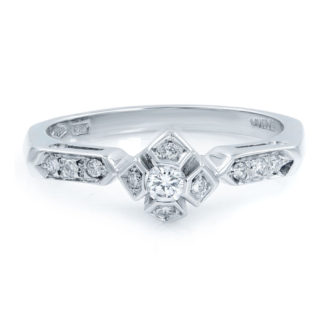 Rachel Koen 18K White Gold Diamond Engagement Ring 0.18ct Size 7: Rachel Koen 18K White Gold Diamond Engagement Ring 0.18ct Size 7 This exquisite engagement ring by Rachel Koen features a stunning design crafted from 18K white gold. It is adorned with round brillian