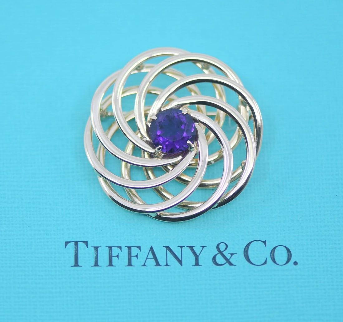 Tiffany & Co 14K Yellow Gold Brooch with Gemstone 100% Authentic: Tiffany & Co 14K Yellow Gold Brooch with Gemstone 100% Authentic This exquisite Tiffany & Co. 14K Yellow Gold Pin Brooch features a stunning design crafted from high-quality yellow gold. The brooch ha