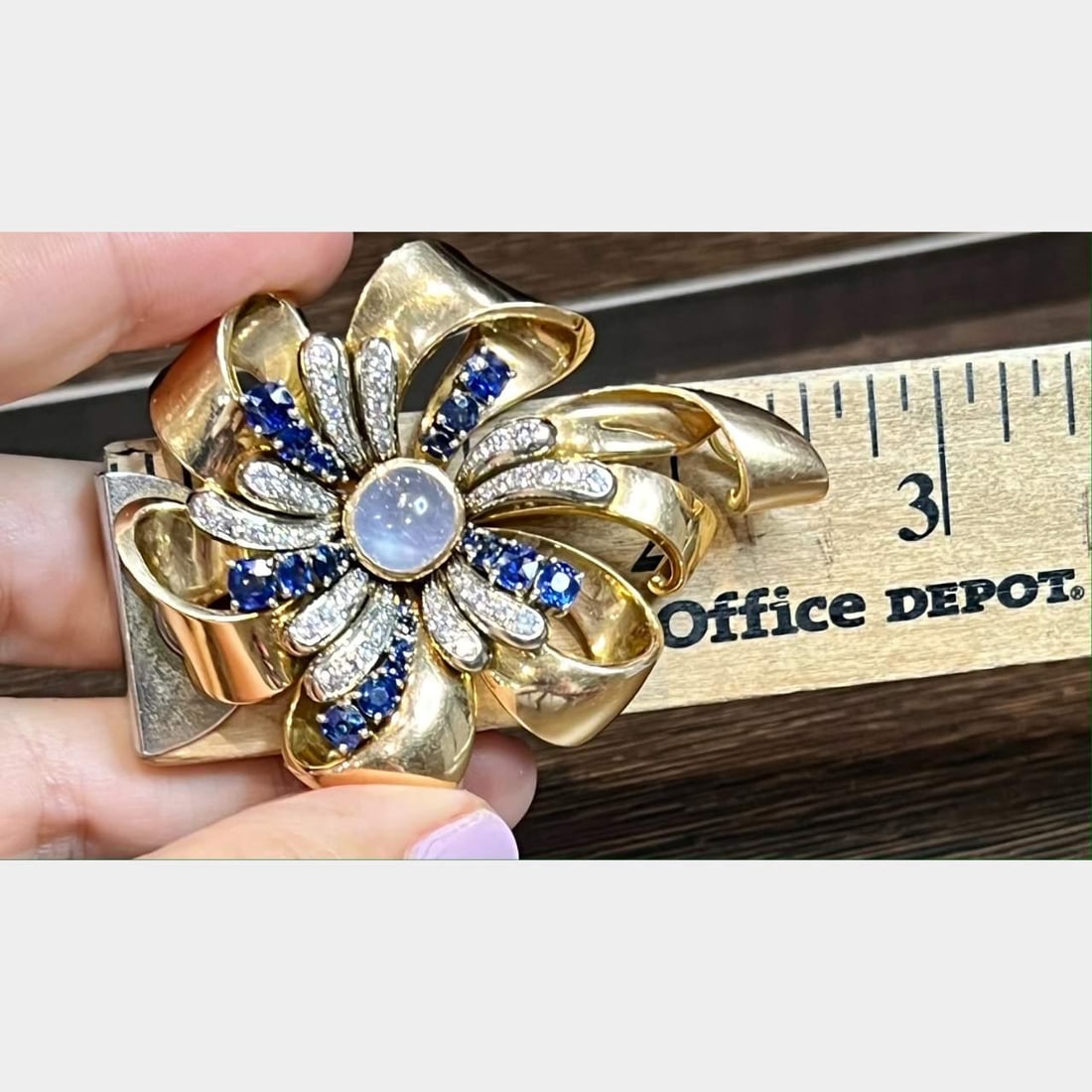 18K Yellow Gold Brooch with 5.00 Ct Star Sapphire and Diamonds: 18K Yellow Gold Brooch with 5.00 Ct Star Sapphire and Diamonds This exquisite 18K Yellow Gold Brooch features a stunning design showcasing a central approximately 5.00 Ct. Star Sapphire, surrounded by