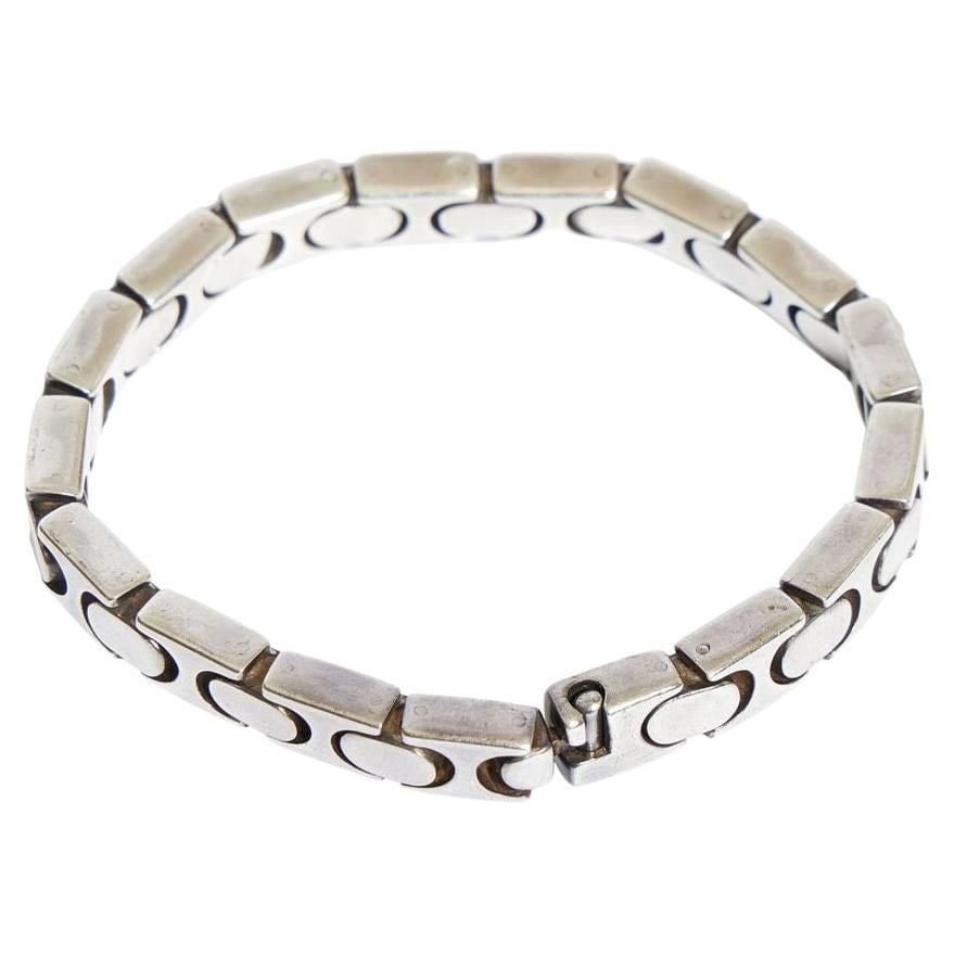 Gucci Sterling Silver Chain Link Bracelet 8 in Velvet Pouch: Gucci Sterling Silver Chain Link Bracelet 8 in Velvet Pouch This elegant Gucci sterling silver link bracelet showcases a classic design, made from high-quality sterling silver. With a width of 8 inche