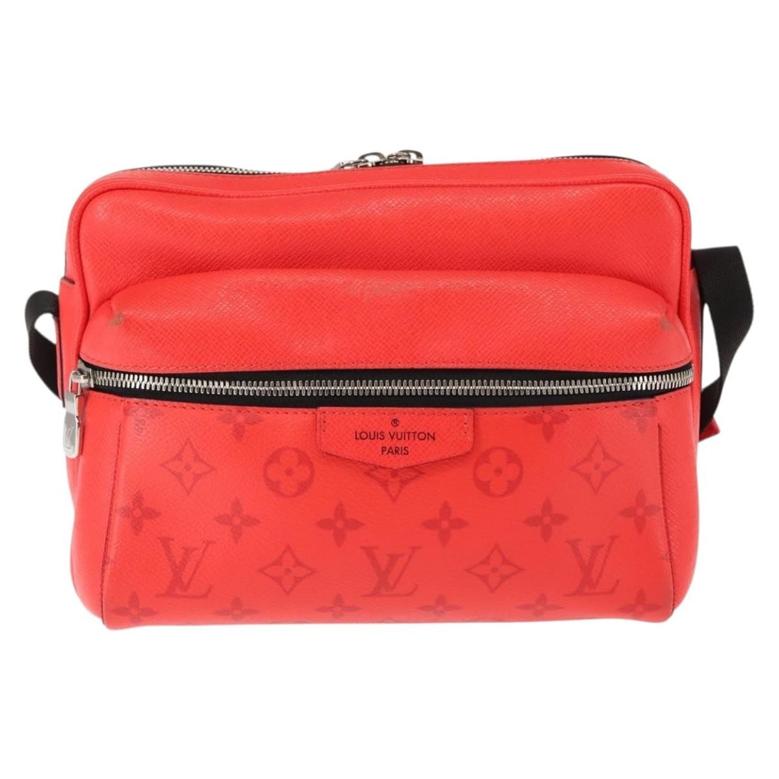 Louis Vuitton Taigalama Outdoor Messenger PM Bag in Rouge Red: Louis Vuitton Taigalama Outdoor Messenger PM Bag in Rouge Red This pre-owned Louis Vuitton Taigalama Outdoor Messenger PM Bag in Rouge features a stylish design and practical functionality. It shows s