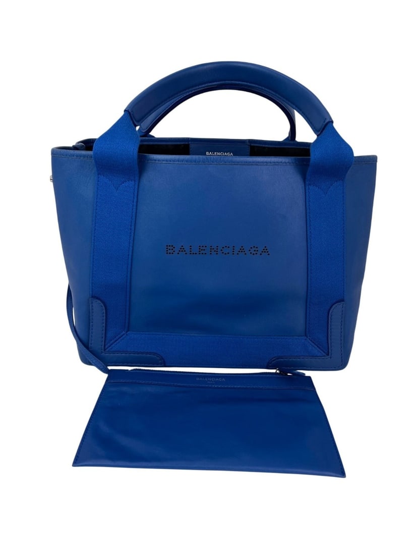 Balenciaga Navy Cabas Leather Tote and Pouch Set: Balenciaga Navy Cabas Leather Tote and Pouch Set Introducing the Balenciaga Calfskin S Navy Cabas Blue Tote and Pouch Set, a stylish and versatile accessory crafted in Italy. This medium-sized tote fe