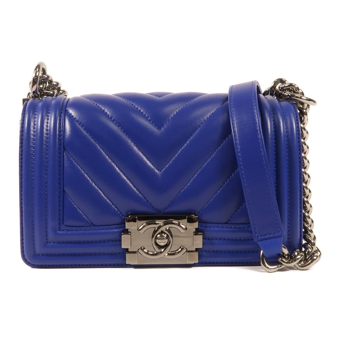 CHANEL Boy 20cm Chain Shoulder Bag Blue Calfskin Leather: CHANEL Boy 20cm Chain Shoulder Bag Blue Calfskin Leather This exquisite CHANEL Boy Shoulder Bag is crafted from luxurious blue calfskin leather, offering a sophisticated touch to any ensemble. Designe