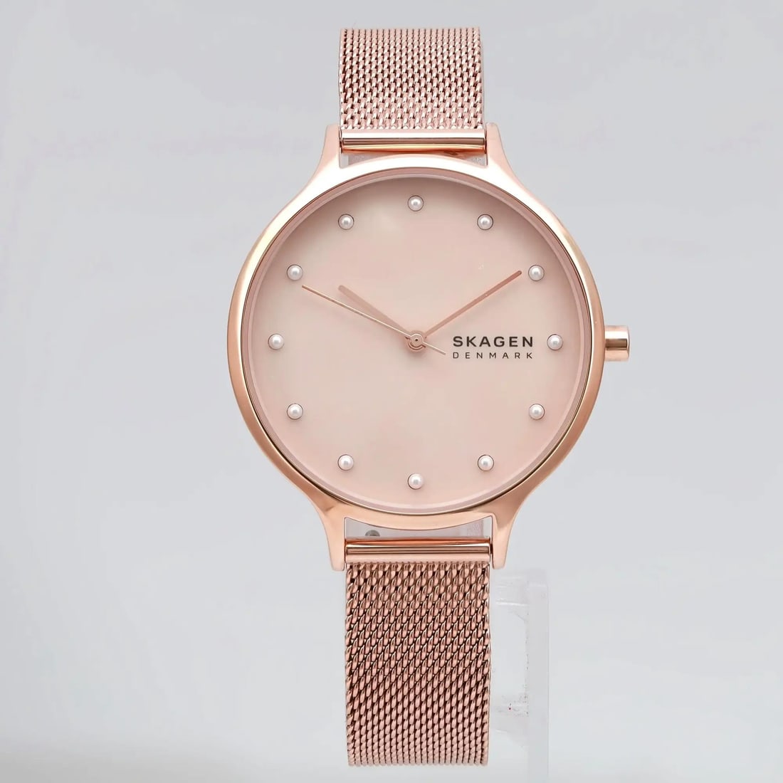 Skagen Anita Rose Gold-Tone Mesh Watch with Pink MOP Dial SKW2773: Skagen Anita Rose Gold-Tone Mesh Watch with Pink MOP Dial SKW2773 Discover the elegance of the Skagen Anita wristwatch, a perfect blend of style and functionality. This casual dress watch features a s