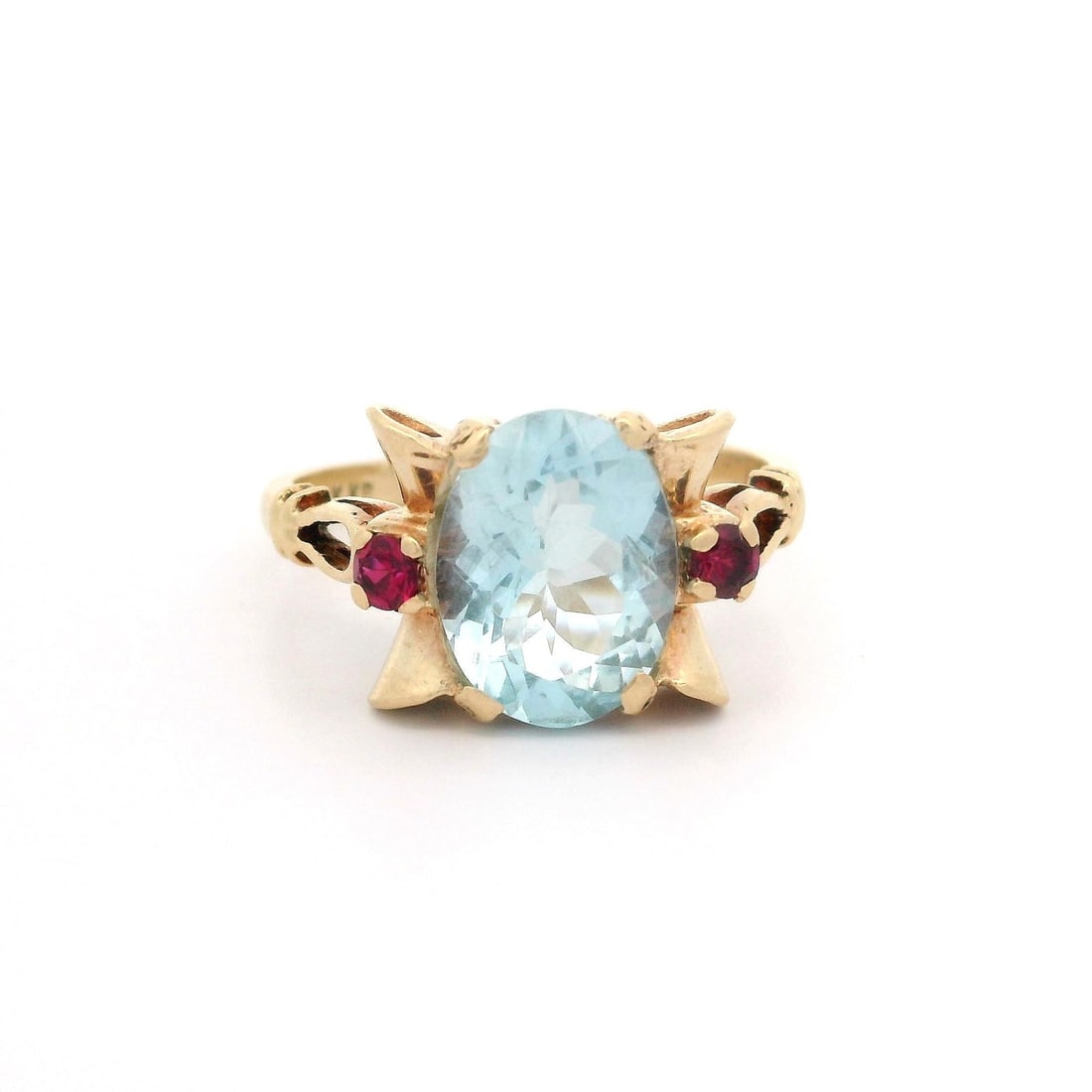 Vintage Retro 2.15ct Oval Aquamarine Ring in Yellow Gold with Red Accents: Vintage Retro 2.15ct Oval Aquamarine Ring in Yellow Gold with Red Accents This stunning vintage retro cocktail ring features a captivating 2.15 ct oval aquamarine, elegantly set in solid yellow gold.