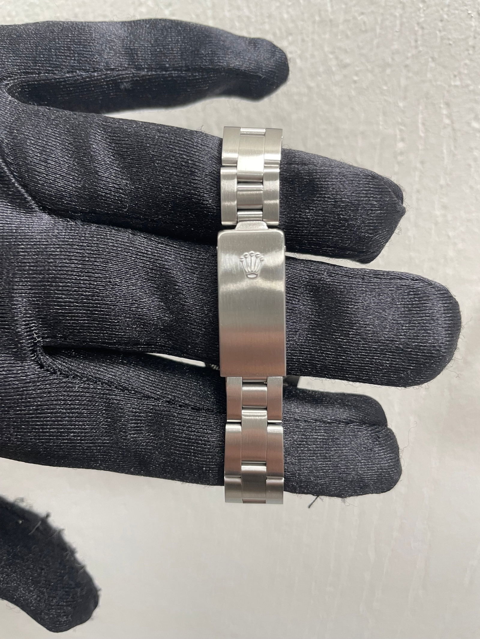 Ladies Rolex Datejust Oyster Bracelet Ref 69160 Silver Dial Watch: Ladies Rolex Datejust Oyster Bracelet Ref 69160 Silver Dial Watch This Rolex Datejust watch features a silver dial, a smooth bezel, and an Oyster bracelet. Designed for ladies, it is part of the Datej
