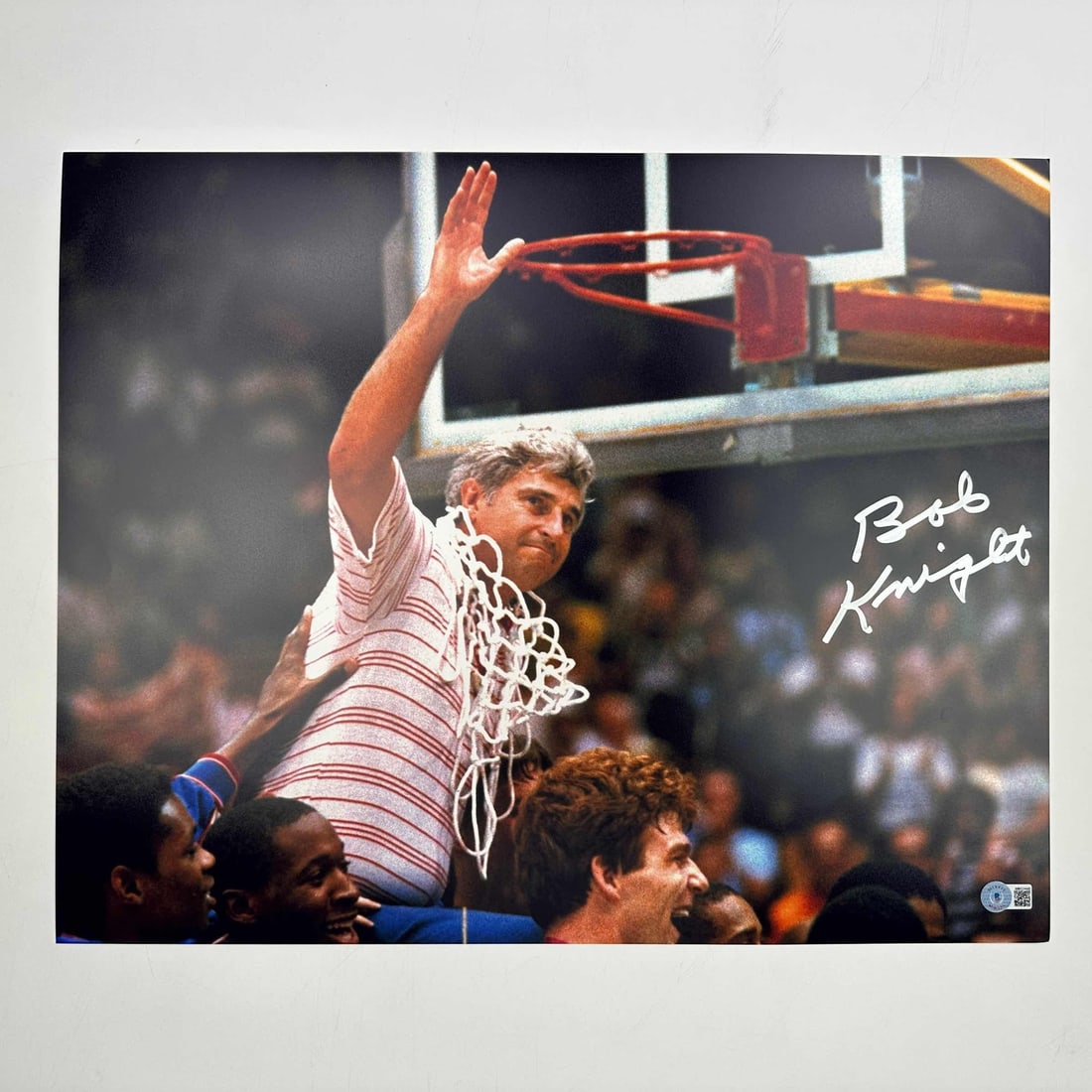 Autographed Bob Knight Indiana Hoosiers 16x20 Photo Beckett COA: Autographed Bob Knight Indiana Hoosiers 16x20 Photo Beckett COA This is an authentic autographed 16x20 photo of Bob Knight, featuring the iconic net from his time with the Indiana Hoosiers. The photo