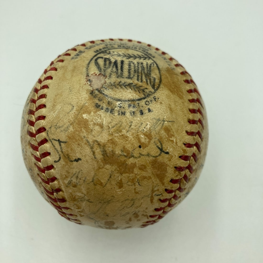 1946 St. Louis Cardinals Signed Baseball with 26 Signatures JSA COA: 1946 St. Louis Cardinals Signed Baseball with 26 Signatures JSA COA Celebrate the legacy of the 1946 St. Louis Cardinals with this authentic team-signed baseball, featuring twenty-six blue fountain-pe