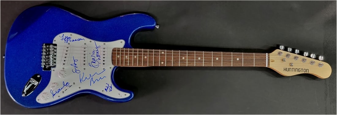 Roseanne Cast Autographed Guitar PSA/DNA Signed by 6 Stars: Roseanne Cast Autographed Guitar PSA/DNA Signed by 6 Stars This collectible guitar features autographs from the beloved cast of the iconic show "Roseanne," including Roseanne Barr, Laurie Metcalf, Sar