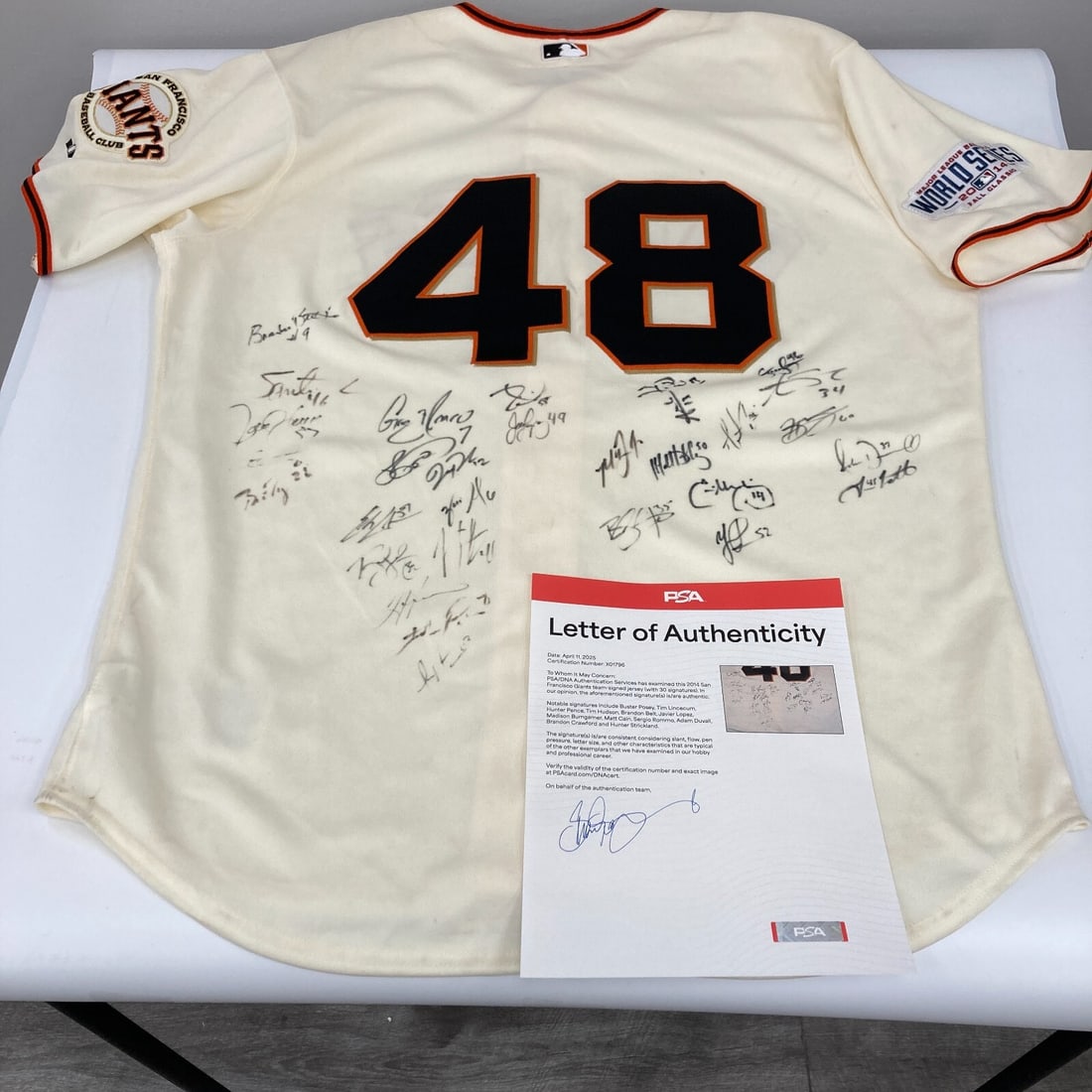 2014 San Francisco Giants Team Signed Jersey PSA/DNA COA with 30 Signatures (1 of 18)