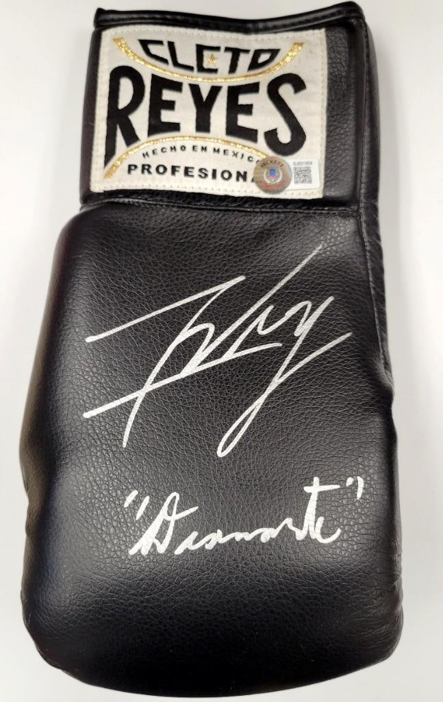 Felix Verdejo Signed Boxing Glove with BAS Authentication: Felix Verdejo Signed Boxing Glove with BAS Authentication This is an original boxing glove signed by Felix Verdejo, a prominent figure in the sport. The autograph has been authenticated by Beckett Aut