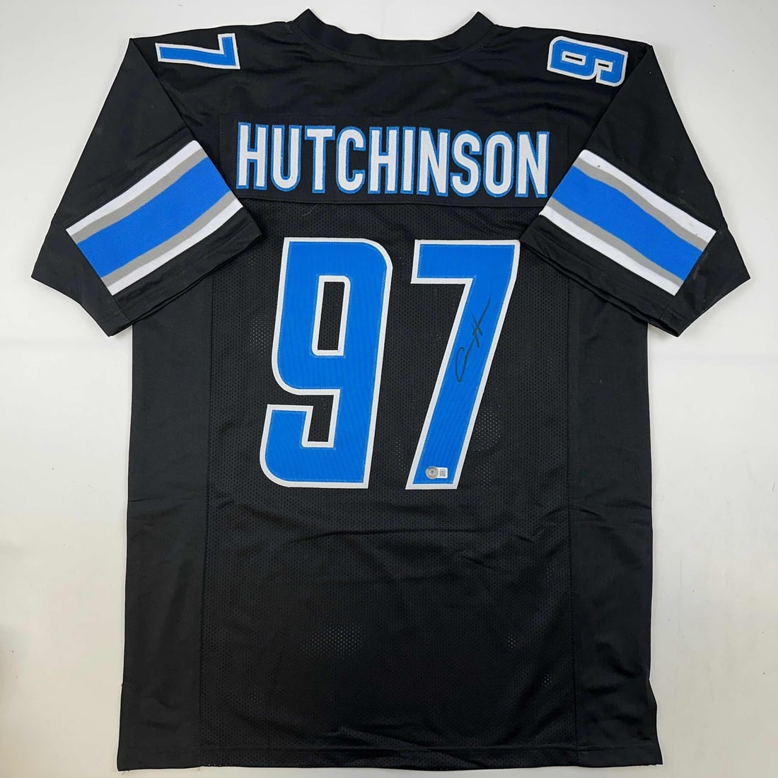 Aidan Hutchinson Autographed Detroit Lions Black Jersey Beckett COA: Aidan Hutchinson Autographed Detroit Lions Black Jersey Beckett COA This autographed Aidan Hutchinson black jersey is a must-have collectible for any NFL fan. Featuring the name and number of the Detr