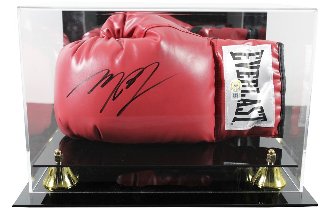 Michael B. Jordan Signed Red Everlast Glove with Beckett Authentication (1 of 7)
