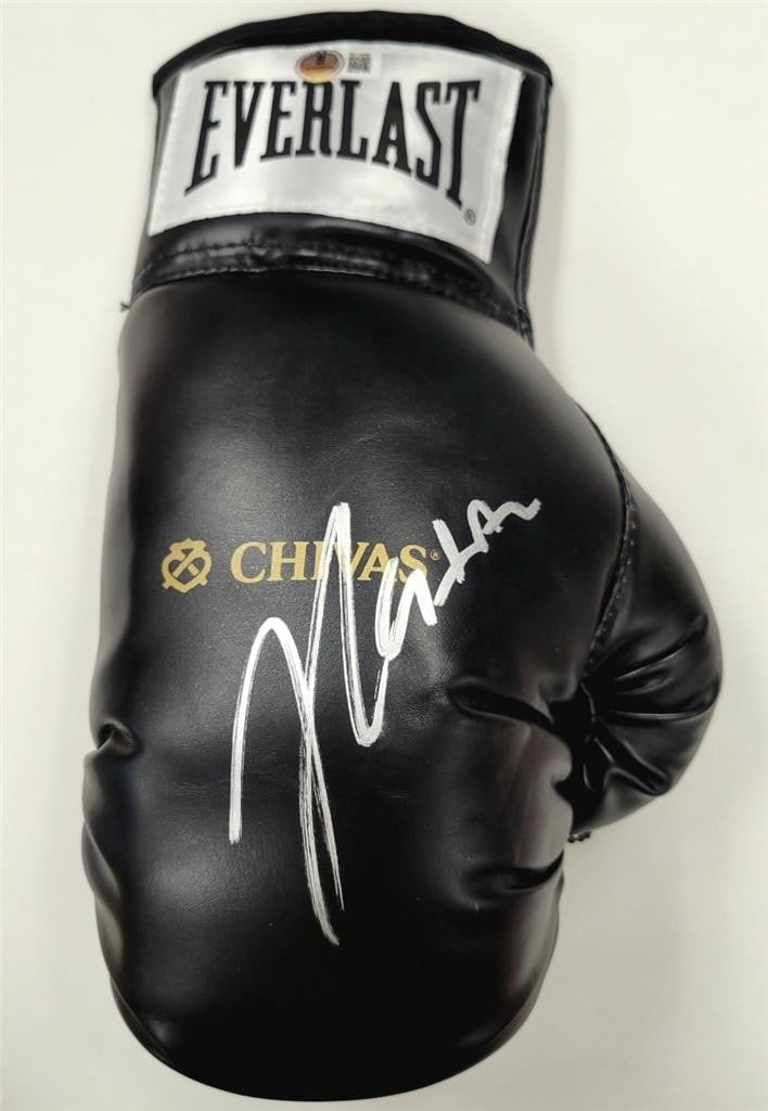Julio Cesar Chavez Signed Everlast Boxing Glove Beckett Authenticated (1 of 3)