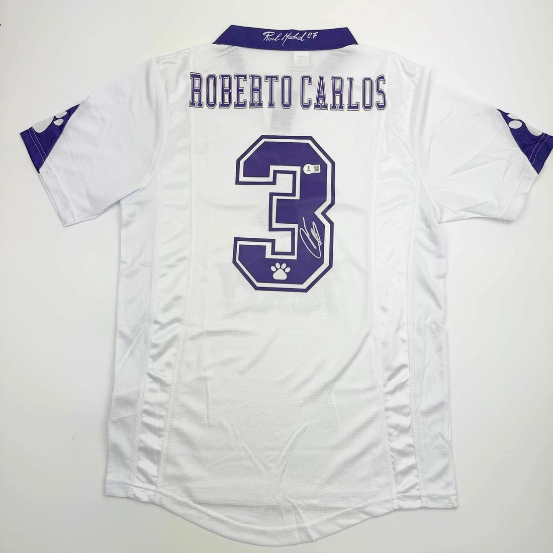 Roberto Carlos Signed Real Madrid Soccer Jersey Beckett COA: Roberto Carlos Signed Real Madrid Soccer Jersey Beckett COA This autographed Roberto Carlos Real Madrid white soccer jersey is an exceptional collectible for fans of the legendary player. Certified by