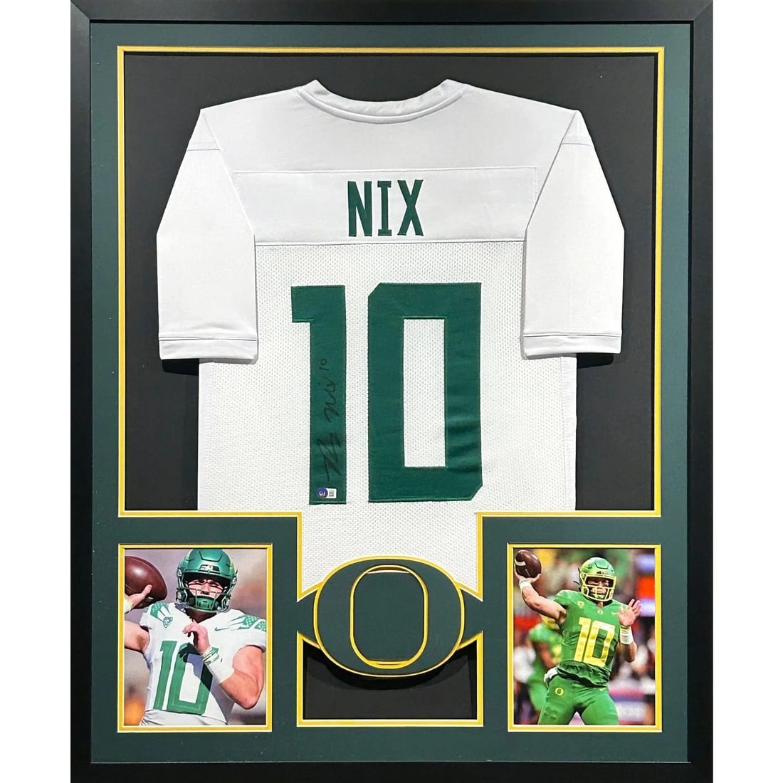 Bo Nix Signed Framed Oregon Jersey Beckett Authenticated 42x34: Bo Nix Signed Framed Oregon Jersey Beckett Authenticated 42x34 This is an autographed Bo Nix framed jersey, showcasing a striking Oregon white design. The jersey comes with a tamper-proof sticker from