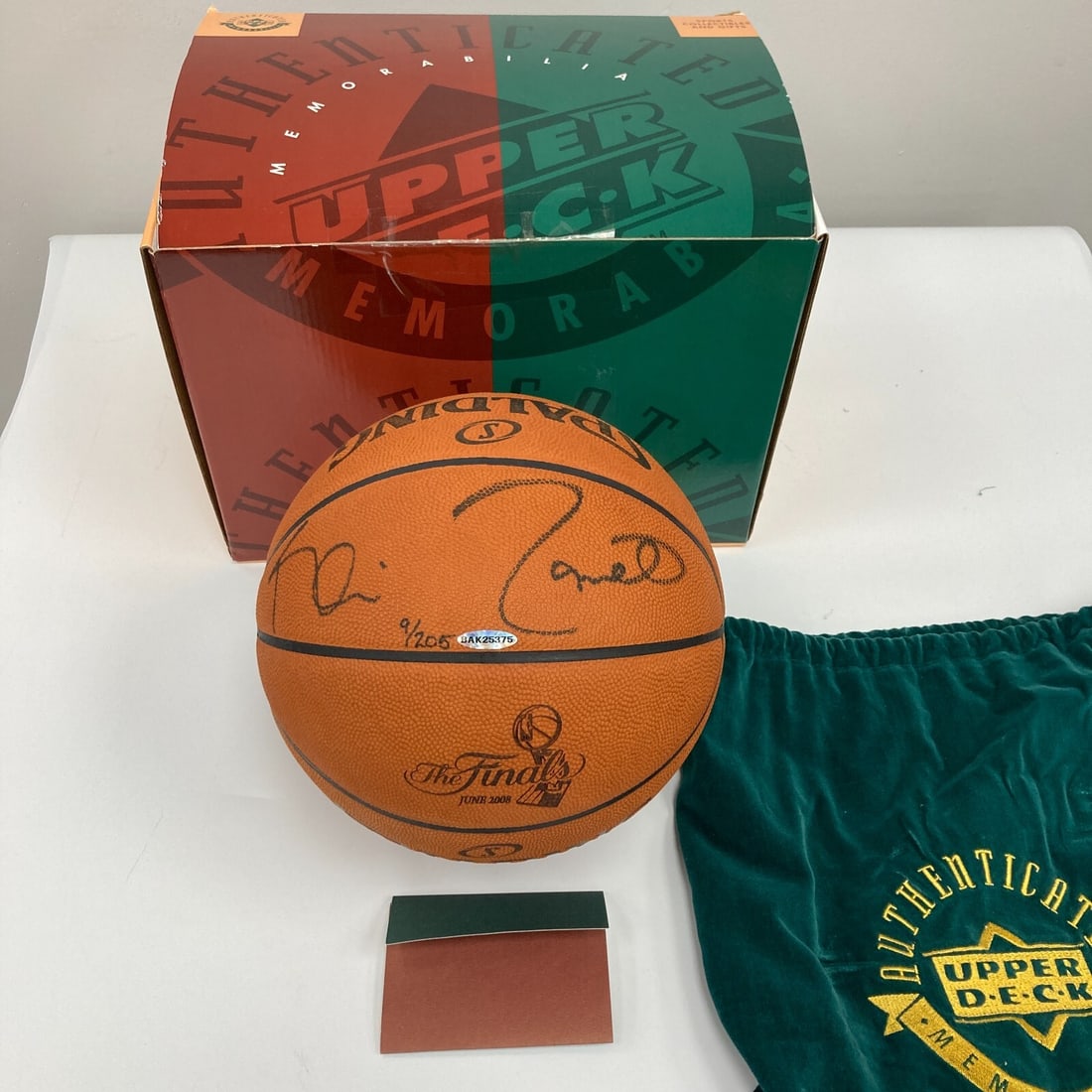 Kevin Garnett Signed 2008 Finals Spalding Basketball Limited Edition 9/205 UDA COA: Kevin Garnett Signed 2008 Finals Spalding Basketball Limited Edition 9/205 UDA COA Own a piece of basketball history with this limited-edition Spalding basketball signed by Hall of Famer Kevin Garnett
