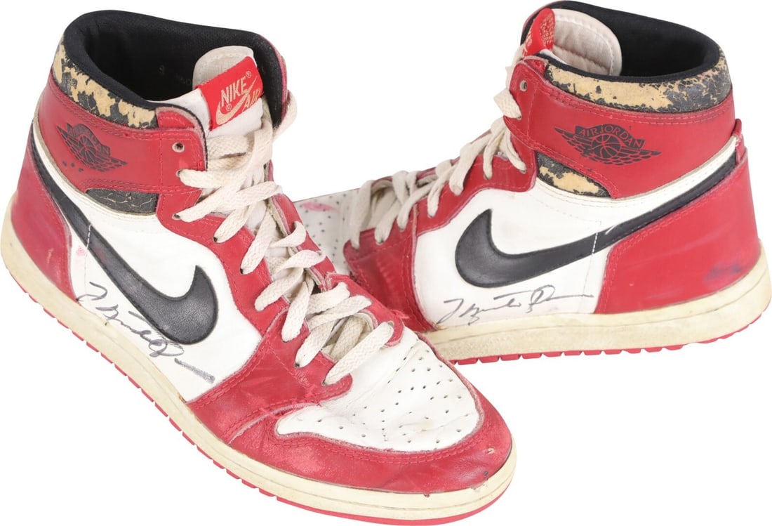 Michael Jordan Signed 1985 Nike Air Jordan 1 Sneakers PSA LOA (1 of 11)