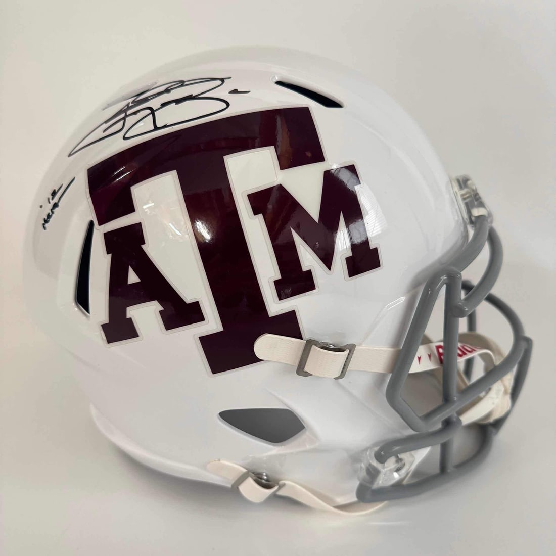 Johnny Manziel Signed Texas A&M Full Size Helmet Beckett Authenticated: Johnny Manziel Signed Texas A&M Full Size Helmet Beckett Authenticated This Texas A&M Aggies full-size replica helmet is autographed by Johnny Manziel and includes authentication from Beckett Grading