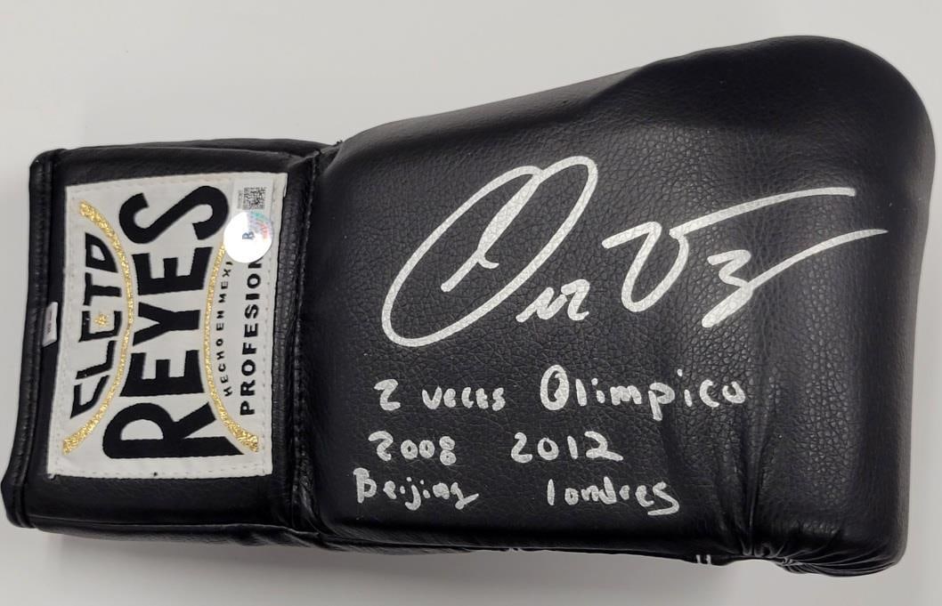 Oscar Valdez Signed Boxing Glove 2 Time Olympian Beckett BAS Authenticated: Oscar Valdez Signed Boxing Glove 2 Time Olympian Beckett BAS Authenticated This is an authentic boxing glove signed by Oscar Valdez, a distinguished athlete known for his exceptional boxing skills. Th