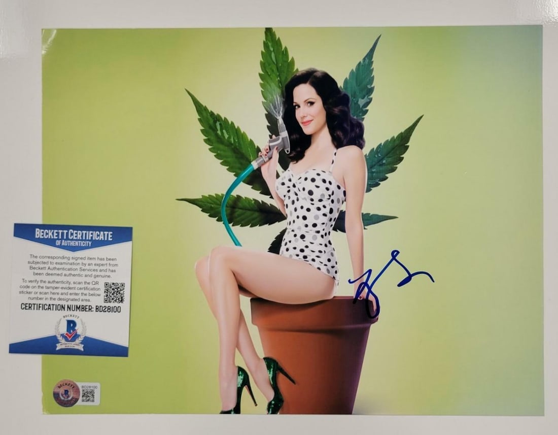Mary Louise Parker Signed Weeds Photo 8.5x11 Beckett BAS Authenticated: Mary Louise Parker Signed Weeds Photo 8.5x11 Beckett BAS Authenticated This is an authentic 8.5x11 photograph of Mary Louise Parker, signed by the actress herself. The photo is from the popular televi