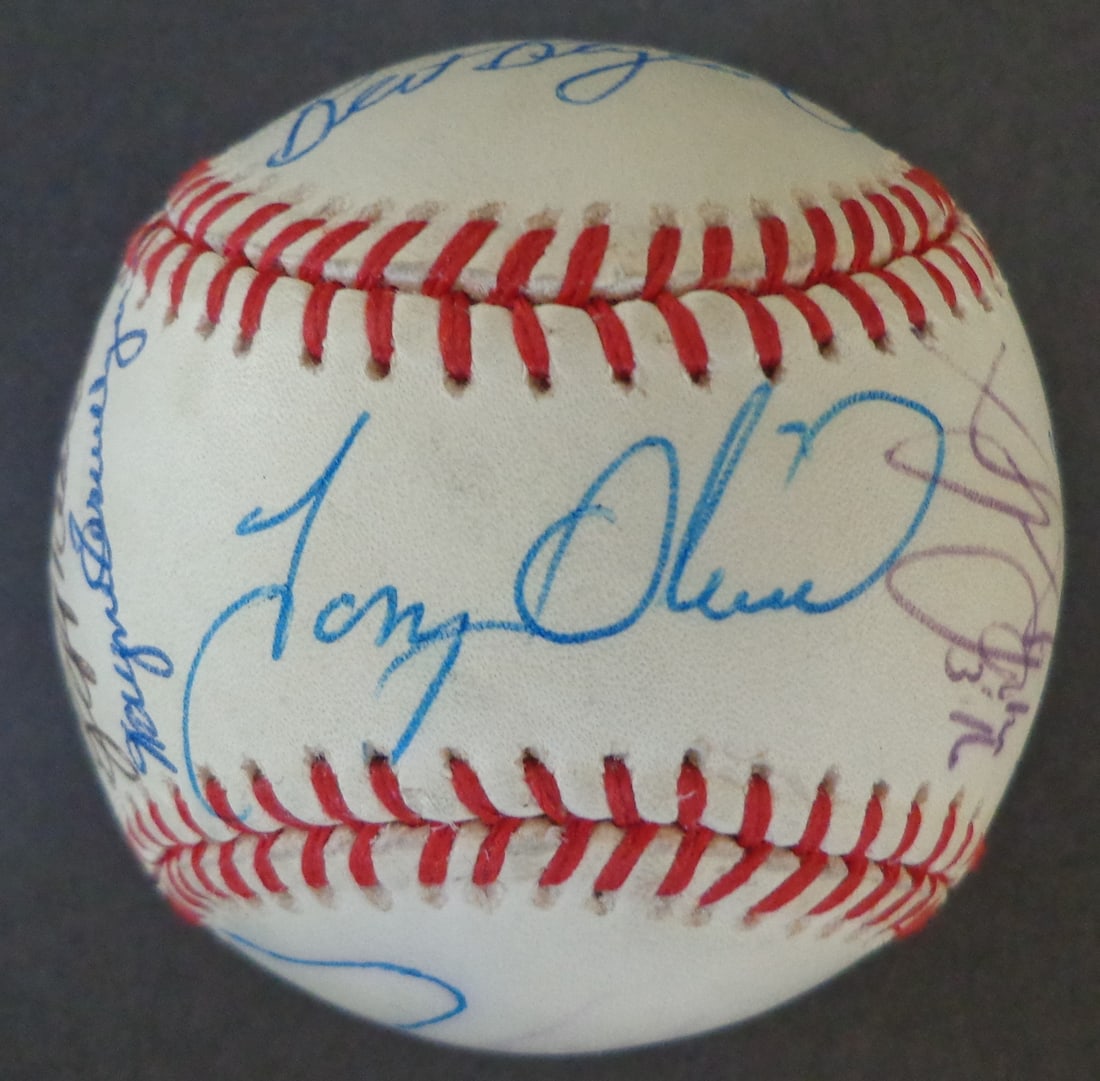 1987-88 Minnesota Twins Signed OAL Baseball with Puckett Oliva Blyleven HOF Autographs: 1987-88 Minnesota Twins Signed OAL Baseball with Puckett Oliva Blyleven HOF Autographs This is an original 1987-88 Minnesota Twins Team Signed OAL Baseball featuring the autographs of 17 notable playe
