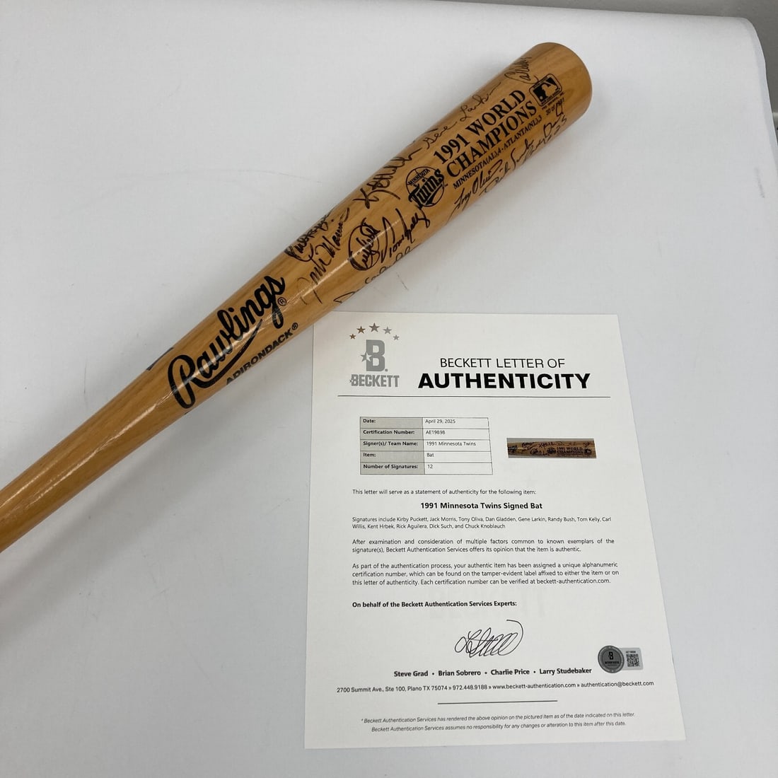 1991 Minnesota Twins Team Signed Bat with Beckett COA: 1991 Minnesota Twins Team Signed Bat with Beckett COA Celebrate the iconic 1991 Minnesota Twins World Series Championship with this team-signed baseball bat. This original bat features the autographs