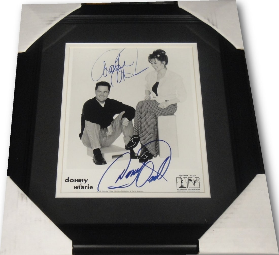 Donny Marie Osmond Dual Signed 8x10 Photo Framed GAI Authenticated: Donny Marie Osmond Dual Signed 8x10 Photo Framed GAI Authenticated This is a stunning dual hand-signed 8x10 photograph featuring Donny and Marie Osmond. The photo is custom framed and comes with authe