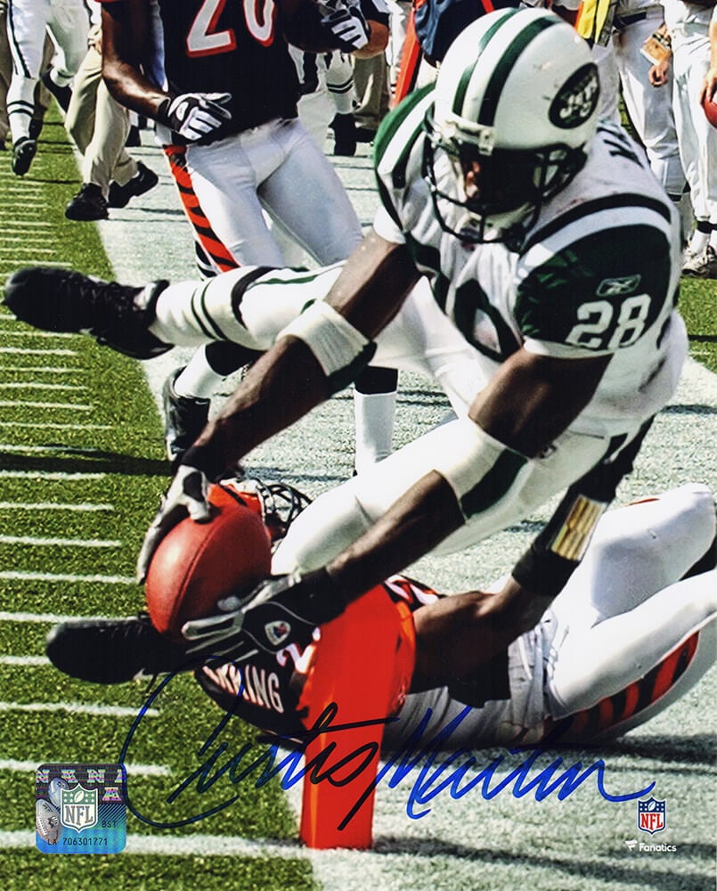 Curtis Martin Signed New York Jets 8x10 Touchdown Photo with COA: Curtis Martin Signed New York Jets 8x10 Touchdown Photo with COA Curtis Martin Signed New York Jets 8x10 Touchdown Photo with COA Celebrate the legacy of Curtis Martin with this signed 8x10 photo capt