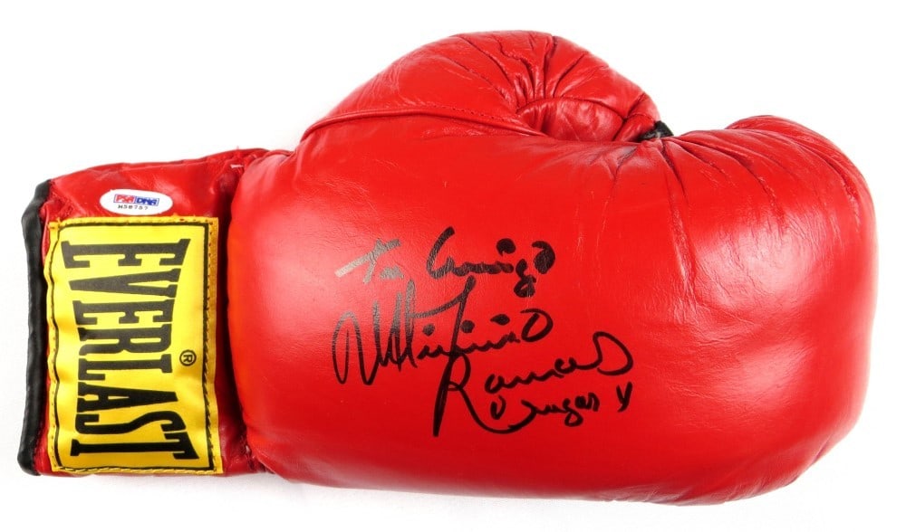 Ultiminio Sugar Ramos Autographed Everlast Boxing Glove PSA Certified: Ultiminio Sugar Ramos Autographed Everlast Boxing Glove PSA Certified This is an authentic Everlast boxing glove signed by the legendary boxer Ultiminio Sugar Ramos. The autograph is authenticated by