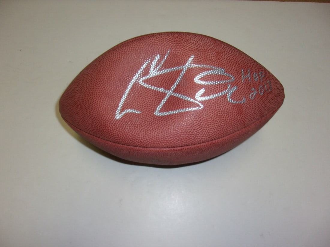 Chris Carter Signed Official Game Football with COA Vikings HOF 2013: Chris Carter Signed Official Game Football with COA Vikings HOF 2013 This is an official game football signed by Chris Carter, a Hall of Famer inducted in 2013, representing the Minnesota Vikings. Thi