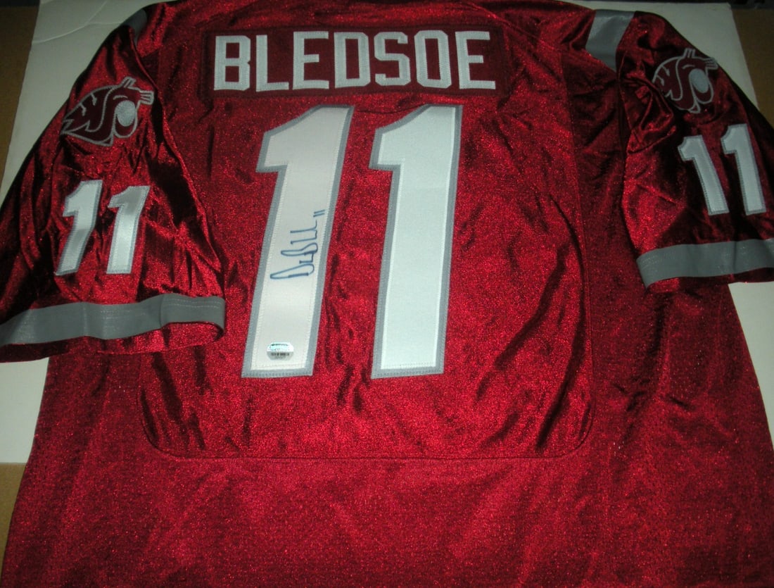Drew Bledsoe Washington State Signed Nike Jersey with COA: Drew Bledsoe Washington State Signed Nike Jersey with COA Celebrate the legacy of Drew Bledsoe with this officially licensed Nike jersey from Washington State. This pre-owned jersey is a perfect colle