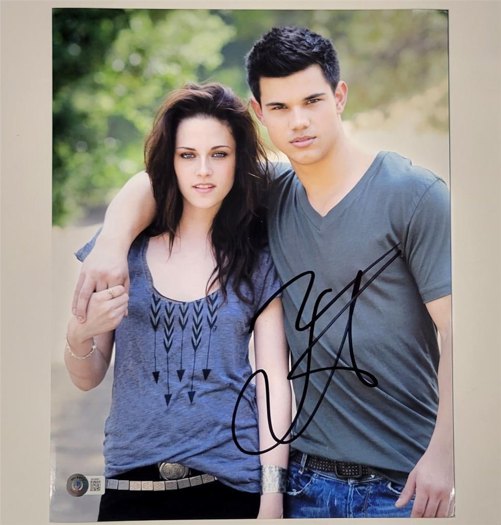 Taylor Lautner Autographed Twilight 11x14 Photo Beckett Certified: Taylor Lautner Autographed Twilight 11x14 Photo Beckett Certified This is an original 11x14 photograph from the movie Twilight, personally signed by Taylor Lautner. The autograph has been authenticate
